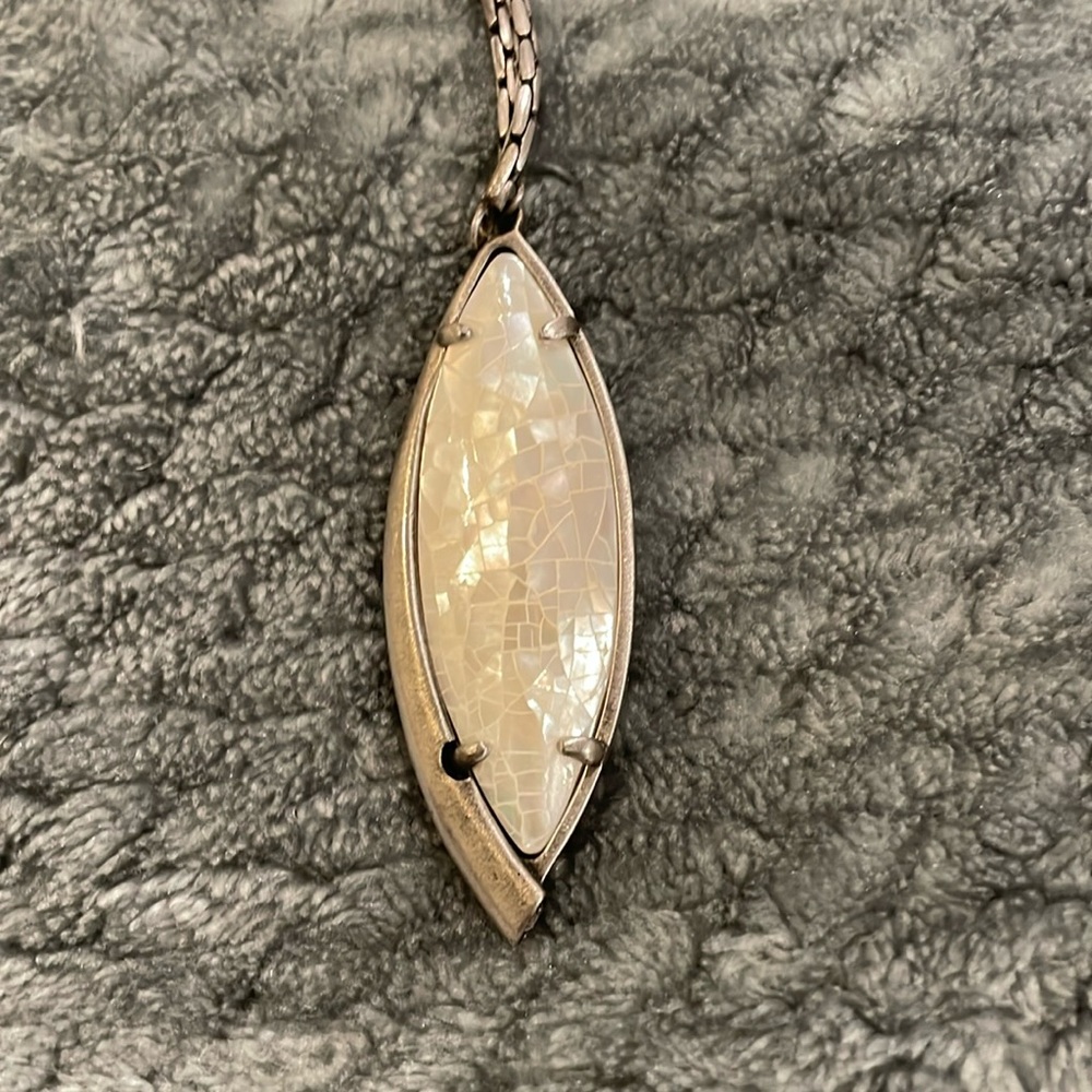 Authentic Kendra Scott mother of pearl pendant.